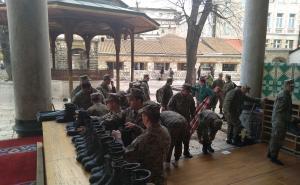 Foto: O. K. / Radiosarajevo.ba / Vojnici u posjeti Begovoj džamiji